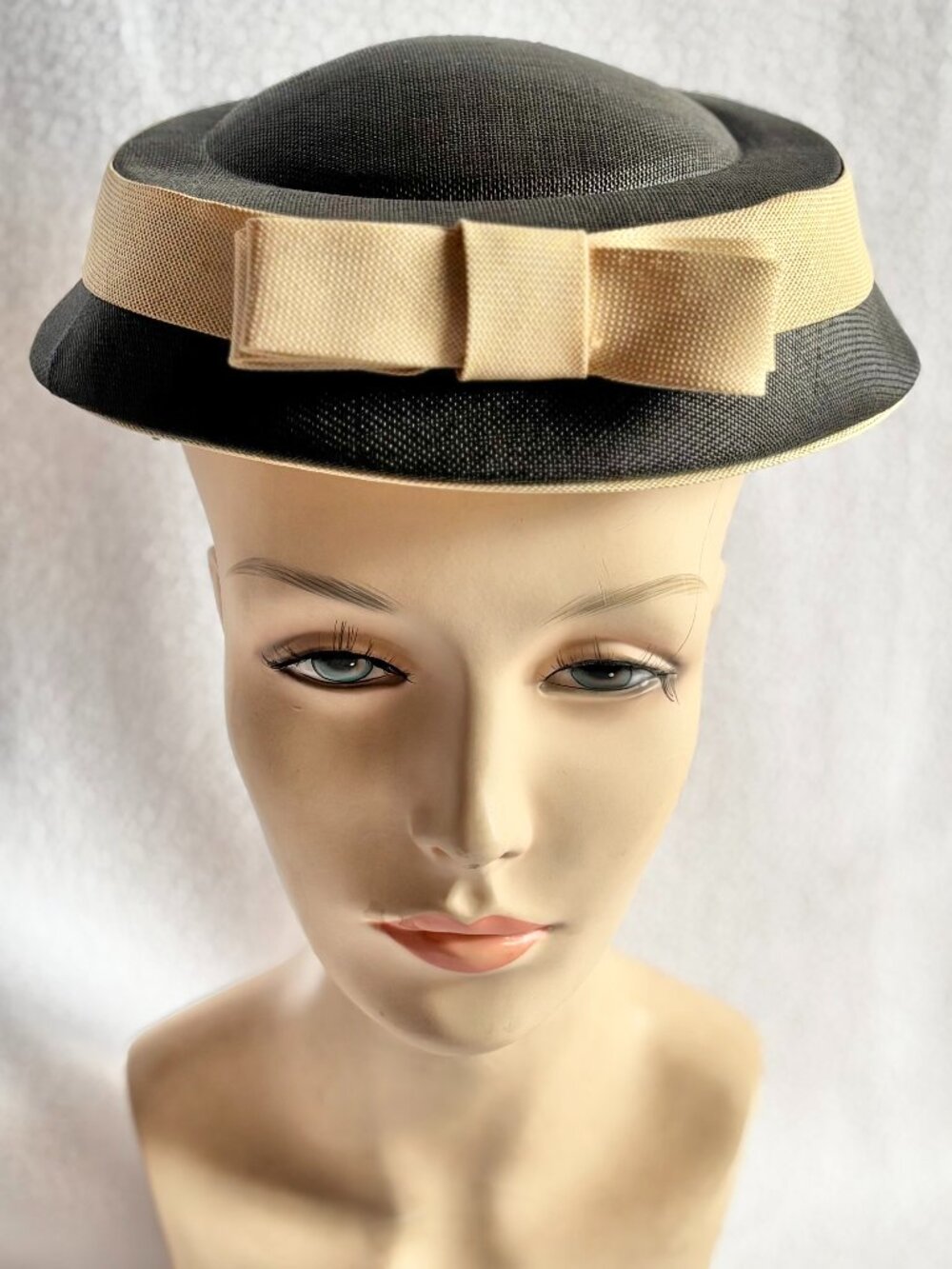 Vintage 1950s Gray Structured Brimless Hat with Front Bow